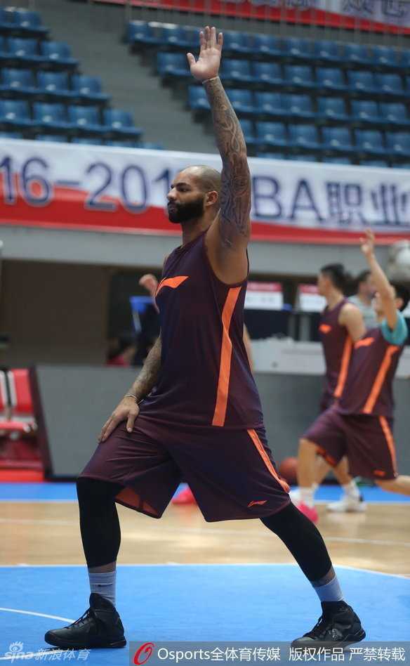 周鹏在训练中腾空上篮，身姿舒展，作为广东队锋线的中坚力量，他每一次突破都在续写着广东篮球的防守传奇。