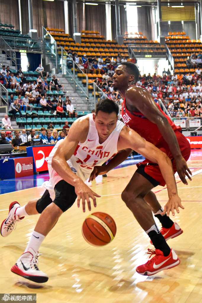 王哲林在篮下用宽厚的背部死死卡住防守人，他张开双臂，像一堵移动的高墙，全力争夺有利的篮板位置。