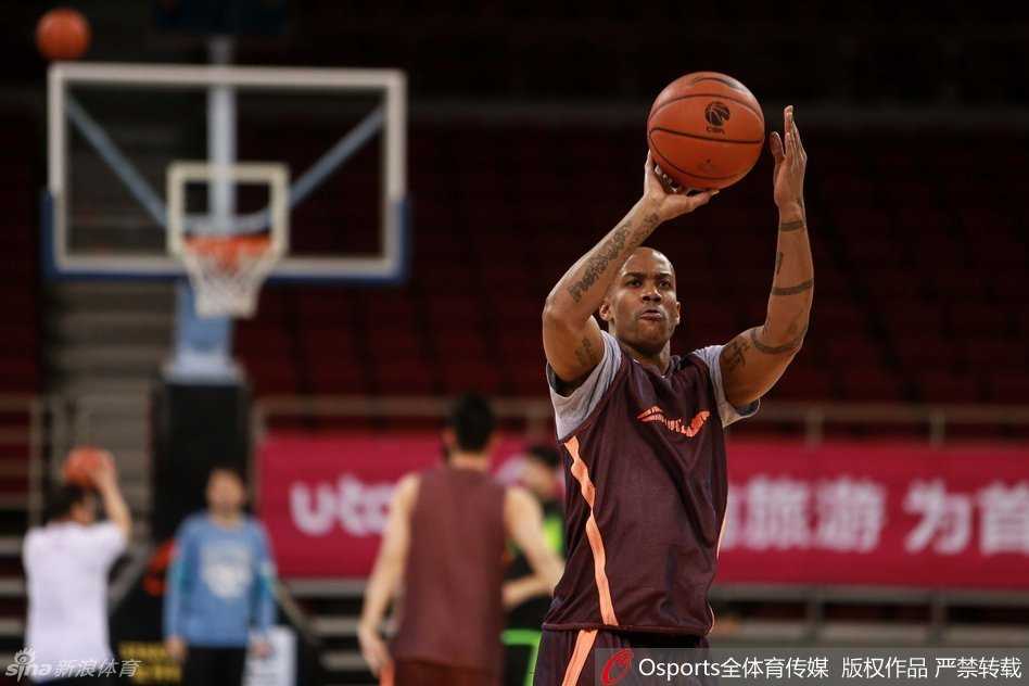 老将张庆鹏在训练中进行三分球投篮练习，皮球刚刚离开指尖，在空中划出准备入网的弧线，他的外围火力是北京队战术体系中不可或缺的一环。