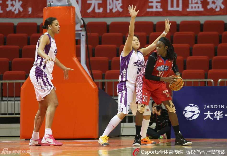 在肌肉丛林的肉搏战中，查尔斯犹如一座铁塔，正用坚实的背部感受防守者的重心，试图凿开一条通往篮下的血路，周围队员的神经紧绷到了极点。