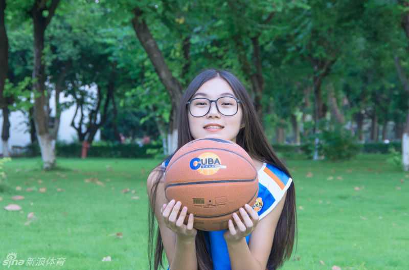 她在球场上运球奔跑，宽大的队服也掩不住活力四射的运动曲线，脸上洋溢着自信而灿烂的笑容。