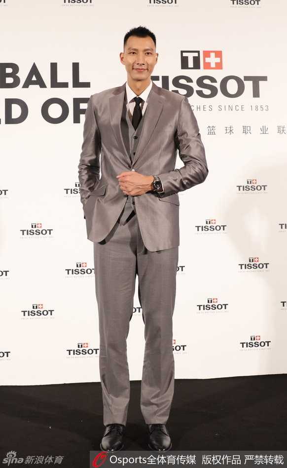 阿联与于嘉、杨毅等同台互动，他轻松潇洒地侧身倾听，不时点头回应，西装剪裁勾勒出挺拔的身形，在众人中显得格外帅气出众。