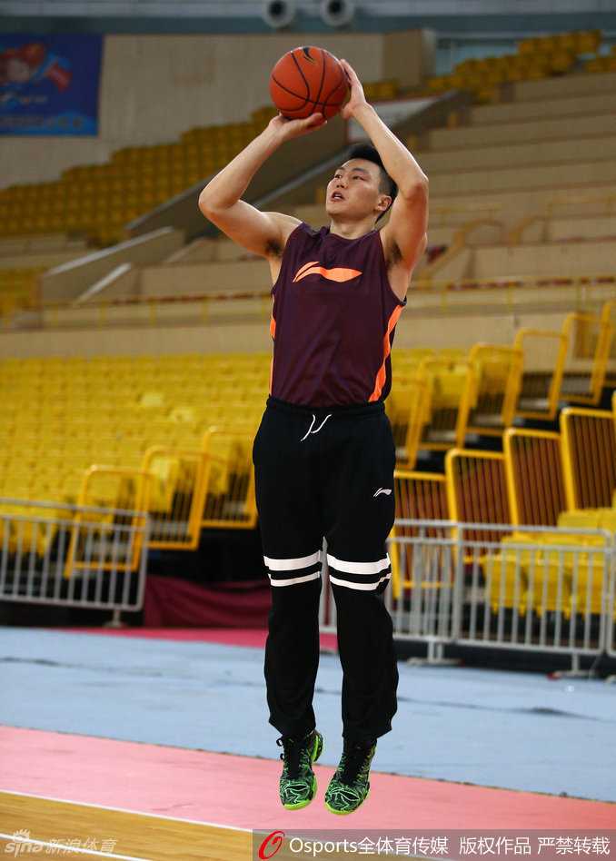 西热力江在训练中表情专注，眼神如同捕食者一般紧盯着对手。他利用队友的掩护，迅速切入篮下完成上篮。作为球队的外线防守尖兵和激情担当，他每一次攻防都倾尽全力，仿佛要将这股“拼命三郎”的劲头注入到每一个训练回合中。