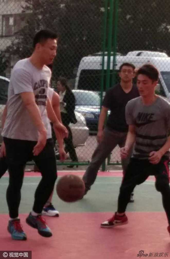 人群中霍建华运球穿梭，手臂肌肉线条紧实有力，即便在密集防守中也从容地寻找着那一线突破的曙光。