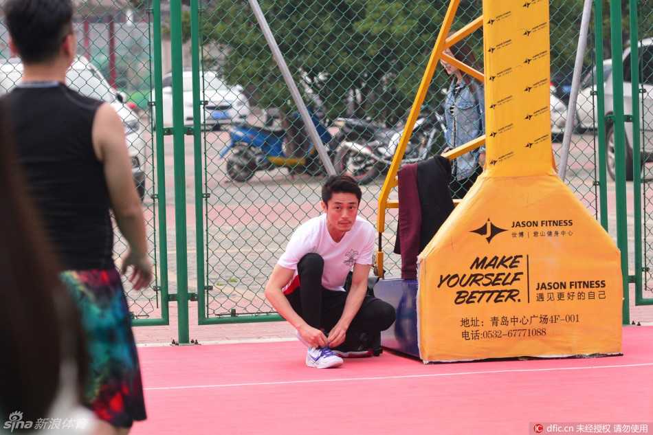 霍建华双手将球举过头顶，面对篮筐准备出手，身体完全伸展，整个姿态犹如一张拉满的弓，充满了优雅的力量感。