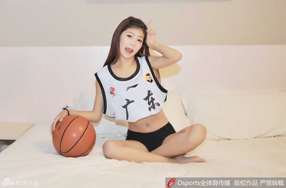 表演中，宝贝们变换队形，这一回眸风情万种，她们不仅用舞蹈动作感染观众，更用眼神传递着对篮球的热爱和对主队的支持，让人不禁按下快门记录这美好瞬间。