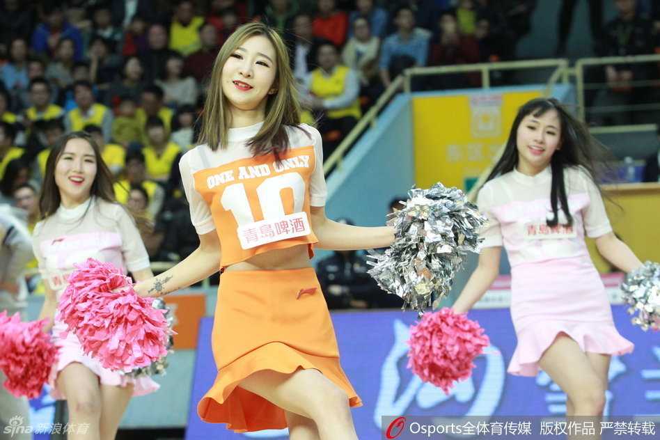 宝贝们集体献上经典的一字马，整齐划一的动作震撼眼球，将赛场气氛推向高潮。