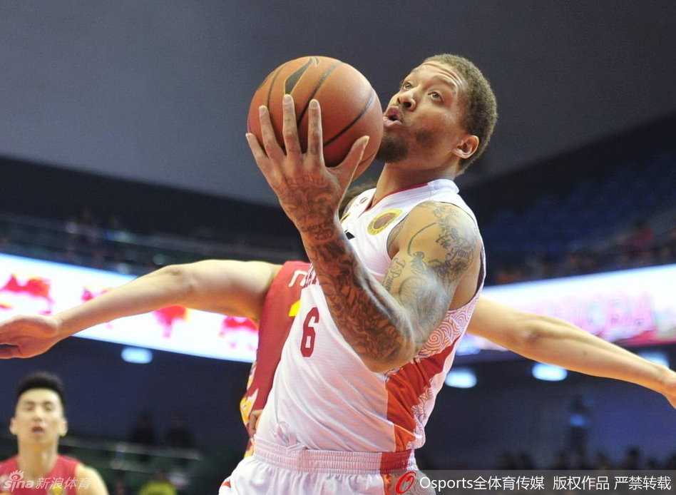 迈克尔·比斯利在人群中潇洒挑篮，凭借逆天球感上演降维打击般的华丽上篮