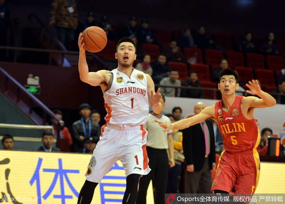 奥登大帝在内线轻松起跳单手劈扣，篮下统治力尽显，仿佛回到开拓者巅峰岁月