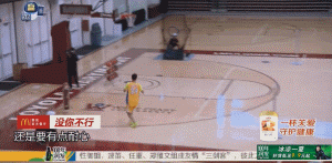 刘翔高高跃起，在空中完成一次优雅的挑篮动作，身体舒展，滞空能力惊人，仿佛将田径场上的爆发力完美移植到了篮球场上。