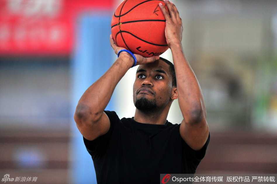 布莱切持球面框，眼神中流露着一种游刃有余的霸气。他不仅有强壮的身板在内线硬凿，更具备后卫般的运球技巧，这种“内线魔术师”般的风格让对手防不胜防。