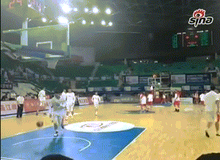 已是32岁老将的刘炜，在2012年斯杯热身时突然爆发，轻盈跃起单手将球砸进篮筐，队友们瞬间化身迷弟，为这难得一见的队长神迹欢呼。