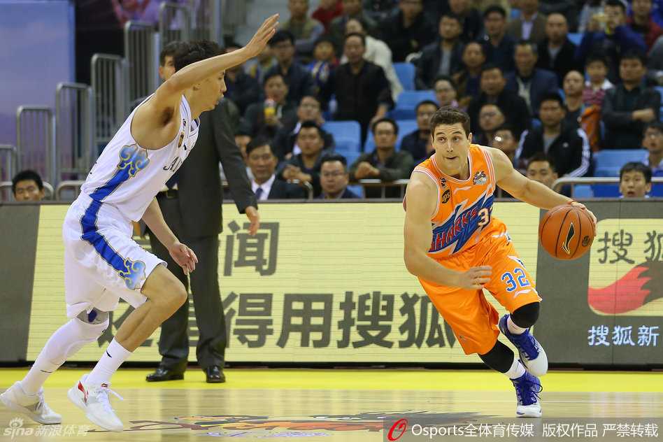 福神高速突破，如利刃般撕开防守，身形矫健，防守球员只能目送