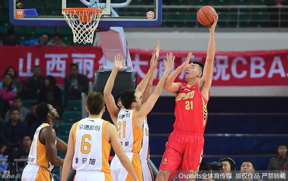 苏伟奋不顾身拼抢篮板，在多名防守球员头上摘得篮板，强硬态度鼓舞全队