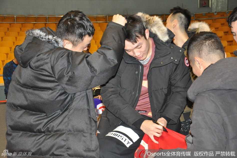 山东队后卫王汝恒与睢冉在训练间隙互相开着玩笑，两人勾肩搭背，笑容灿烂，展现了深厚的兄弟情谊。