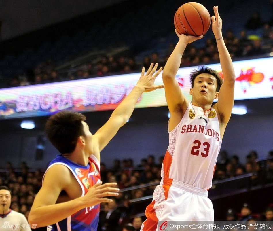 吉布森在场上用手势比划，耐心向队友传达战术