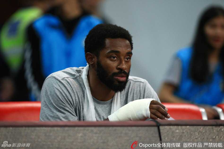 面对高强度对抗，约什·史密斯表情专注地持球进攻，努力在CBA赛场证明自己。