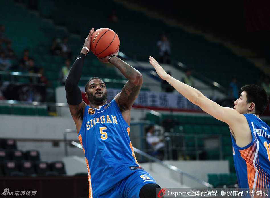 约什·史密斯完成赛前热身准备离场，背后是广州龙狮的主场看台，首秀一触即发。