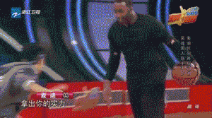 在边运球边跳绳的环节，易建联被绳子绊住，动作笨拙可爱，引得场边的Ela指着他大笑不止。