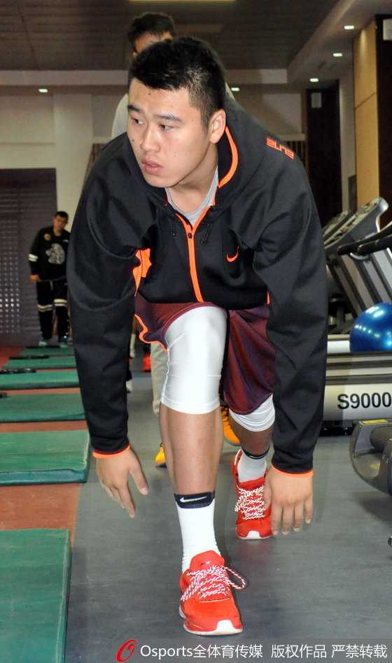 训练中的科尔表情专注而严肃，汗水顺着脊背流下，他正在用超大重量的器械雕刻着自己的核心肌群。