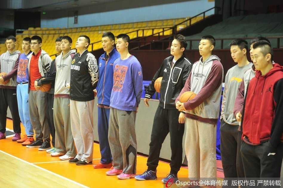 队魂的传承与竞争，老将稳稳命中跳投，年轻队员在身后默默观察学习，训练馆内的每一滴汗水都在为新赛季蓄力。