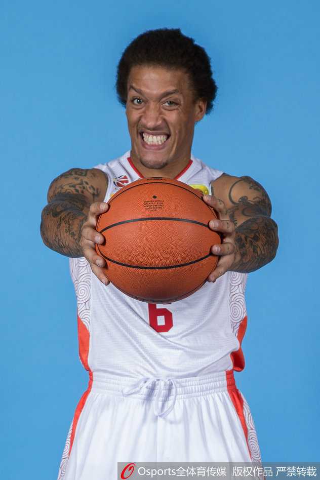 2015年秋，山东高速男篮全体将帅在基地合影，崭新的球衣在阳光下闪耀，每个人的脸上都写满了对新赛季的憧憬与坚毅。