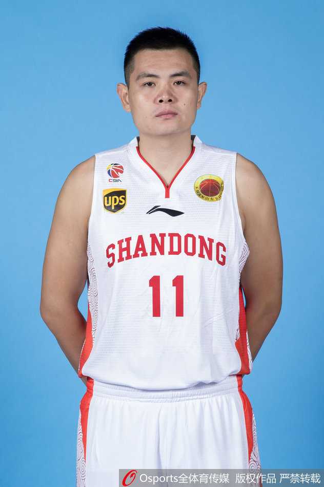 比斯利在训练中轻松写意地完成单手劈扣，强大的运动天赋和柔和手感，让他成为那个赛季CBA最难防守的进攻万花筒。