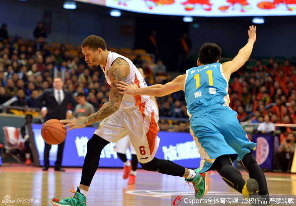 面对防守悍将，迈克尔·比斯利用一次幅度极大的变向运球撕裂防线，他的眼神凌厉，仿佛在宣告这片场地的主权。