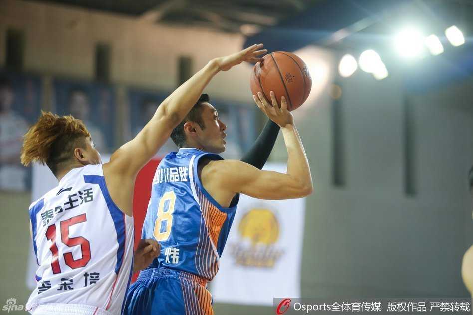 单臂战斧劈扣雷霆万钧，防守者只能望球兴叹