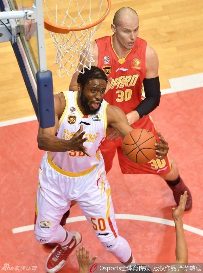 激情击掌兄弟同心，汗水与笑容铸就赛场情谊