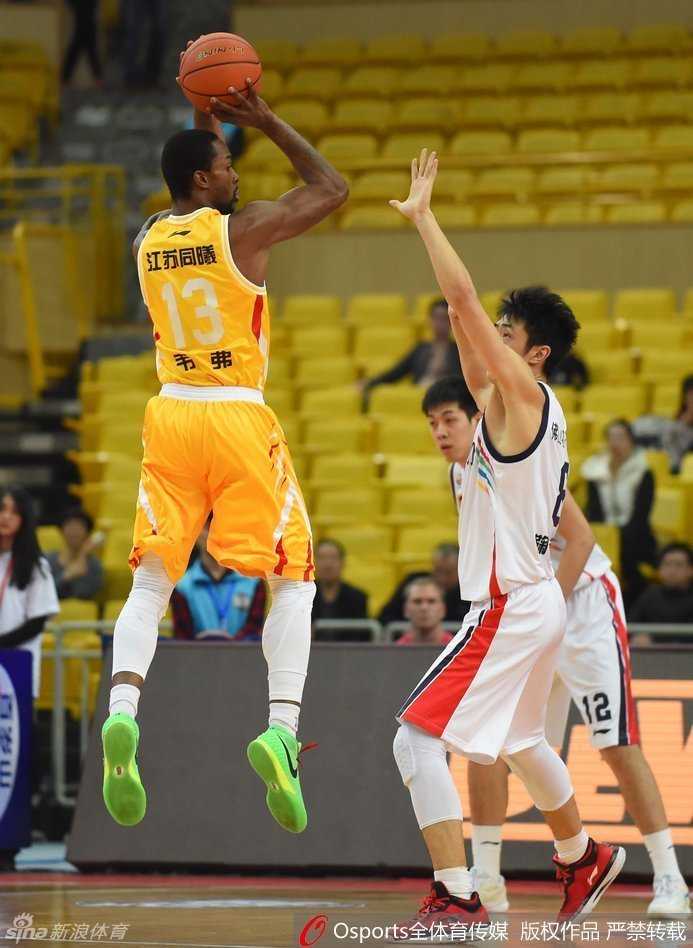 江苏队员高高跃起，迎着佛山外援贝尼蒙的封堵，狠狠将球砸进篮筐，地板的震动仿佛透过屏幕传来