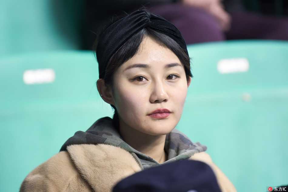 终场哨声响起，一位美女球迷在场边激动地振臂欢呼，喜悦之情溢于言表。在这一刻，她与身后巨大的球场融为一体，成为了这个胜利之夜最美的注脚。