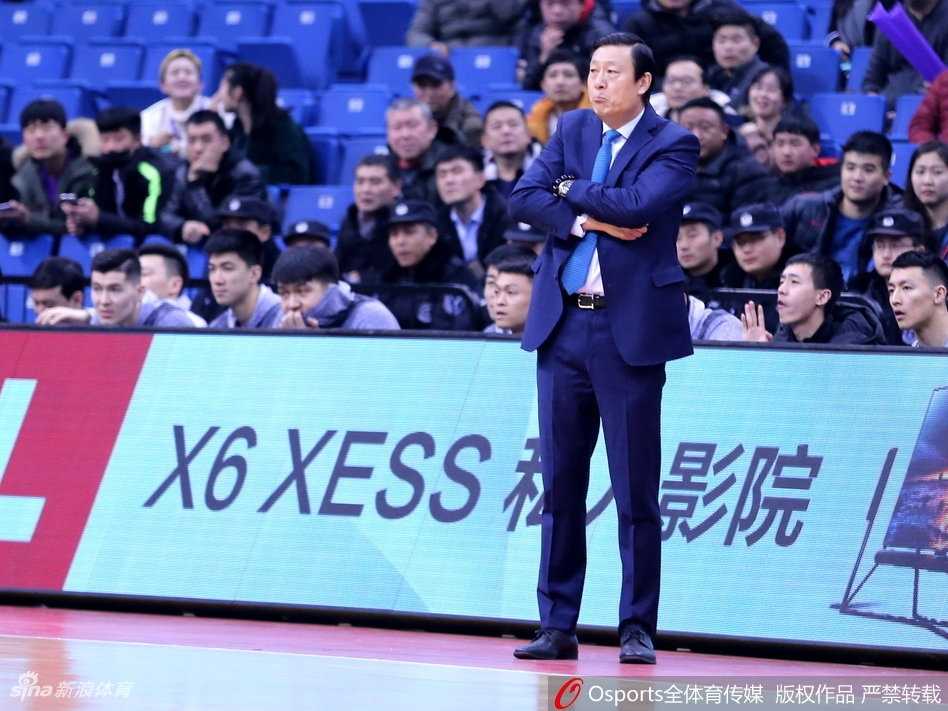 青岛队年轻球员高尚高高跃起，在新疆队员的封盖干扰下，用一记漂亮的急停跳投为球队贡献关键分数，展现出顽强的斗志。