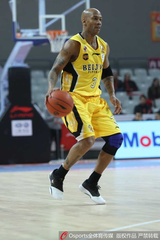 斯托克斯在人群中高高跃起，抢下关键的前场篮板球，他强壮的身体和出色的弹跳力让北控内线毫无办法。