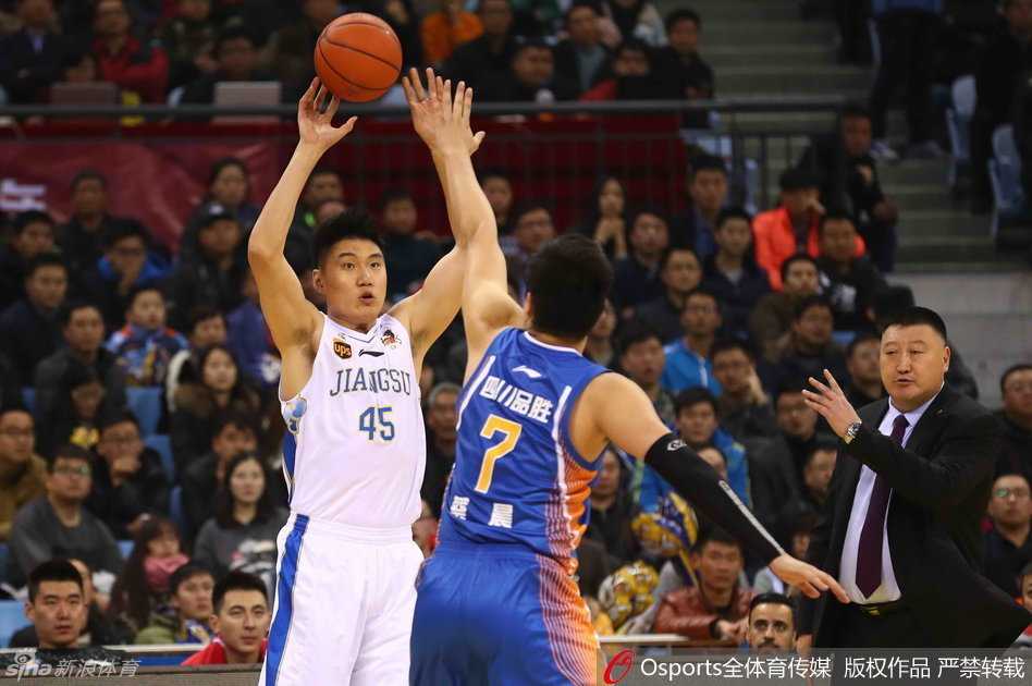 老将陈磊在弧顶果断出手，篮球在空中划出优美弧线，这位经验丰富的射手用稳定的表现诠释了板凳匪徒的价值