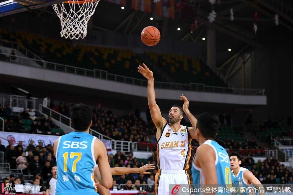 福建外援哈里斯在山西多人包夹下奋力摘下前场篮板，双臂肌肉紧绷，展现了必胜的决心和强悍的身体素质。
