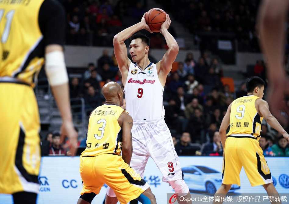 兰多夫如巨塔般矗立，在与广东内线的激烈卡位中，他凭借强悍的力量死死顶住对手，手臂上青筋暴起，寸土不让。