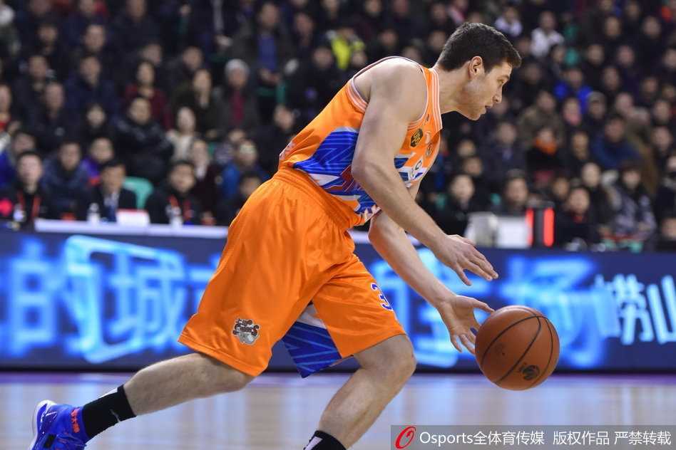 上海队外援弗雷戴特面对辽宁球员的扑防，冷静跳投，眼神充满自信