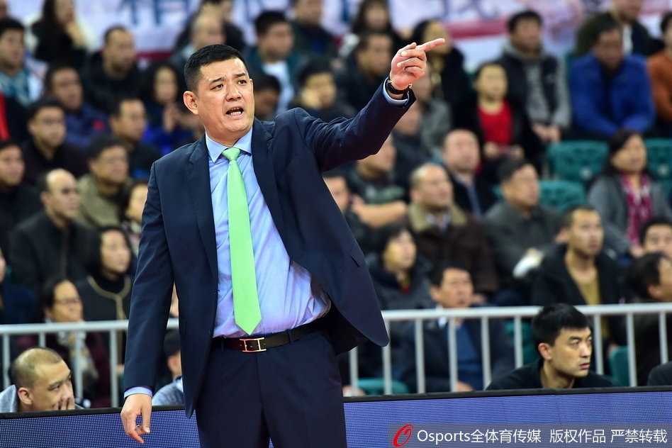 山西队李敬宇在底角觅得良机，手起刀落命中关键三分，他与队友在场边激情击掌庆祝，团队篮球的氛围令人羡慕。