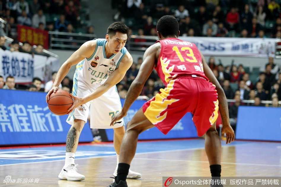 福建队替补席在球队打进精彩进球后瞬间沸腾，球员们挥舞着毛巾激情庆祝，整个主场馆被这股热烈的氛围所笼罩