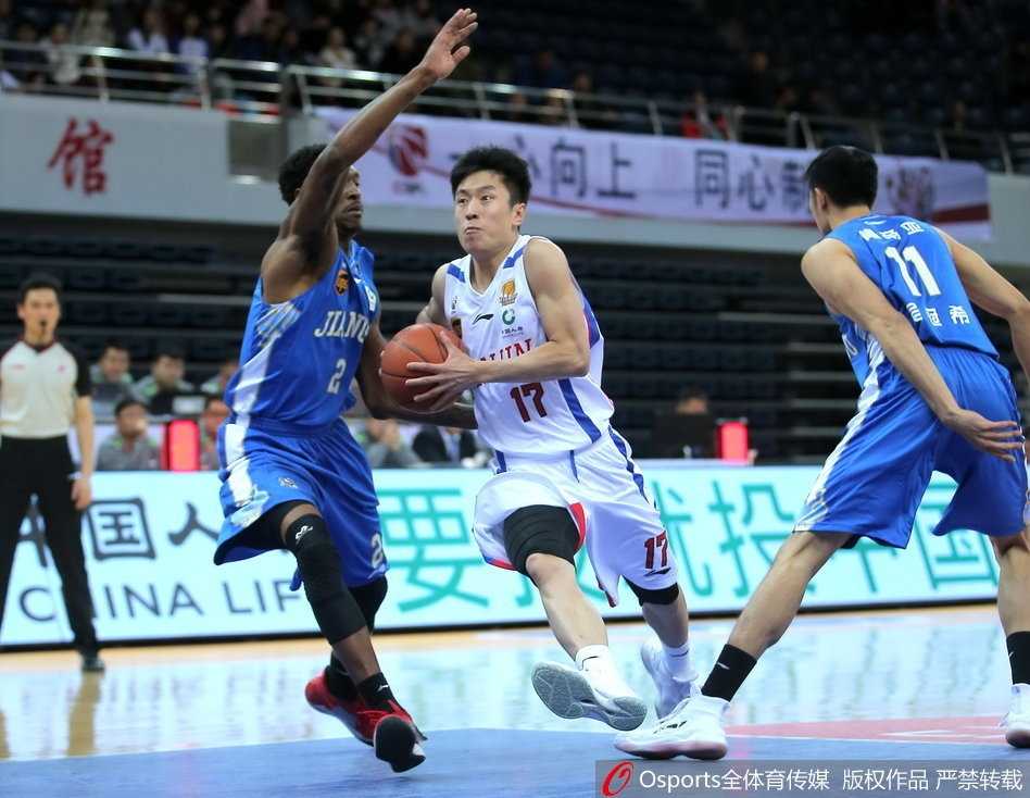 天津队外援霍尔曼内线强打，肌肉碰撞的瞬间充满了力量感，他全场拼尽全力，但依然无法阻挡球队失利的结局。