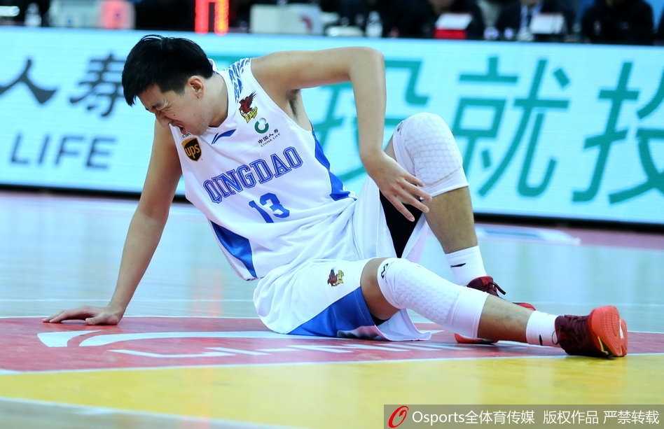 青岛队核心后卫张骋宇持球快速推进，他目光坚定，试图用速度撕开北京队的防线