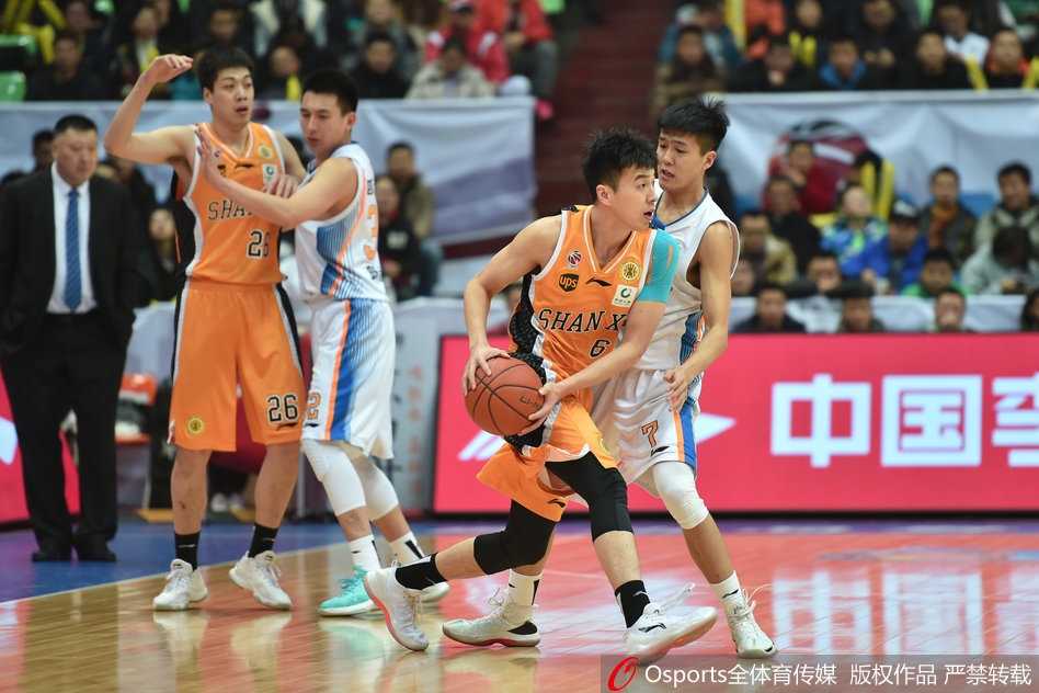 山西队核心斯科拉在多人包夹下艰难抢得篮板，他双臂高高举起，肌肉紧绷，脸上写满了不屈与斗志