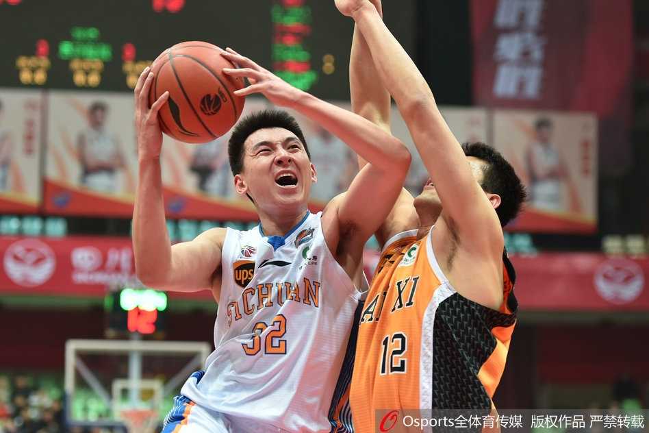 四川外援迪奥古在山西队员头顶上演势大力沉的单手劈扣，篮球被狠狠砸入篮筐，整个球馆仿佛都为之一震