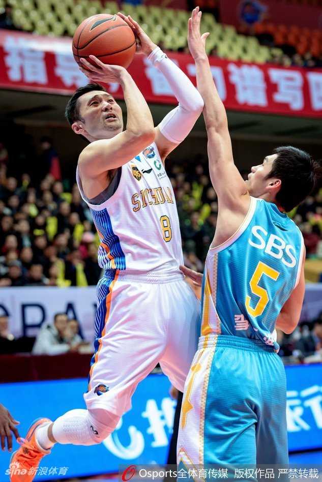 亚洲第一中锋哈达迪在内线展示梦幻脚步，他背身单打后突然转身，利用猿臂轻舒，篮球划出一道美妙的弧线稳稳落袋，四川队的进攻全仰仗这位老将的轴心作用。