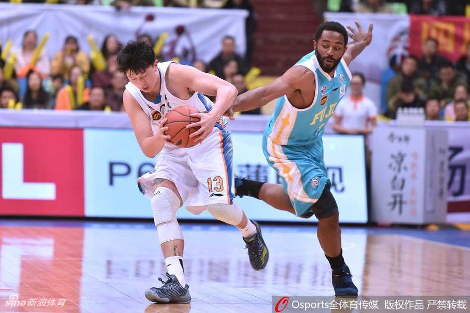 昔日四川队夺冠功臣蔡晨此役面对旧主毫不手软，他在篮下觅得良机，用一记轻巧的舔篮拿下两分，赛场重逢，各为其主，温情与厮杀并存。