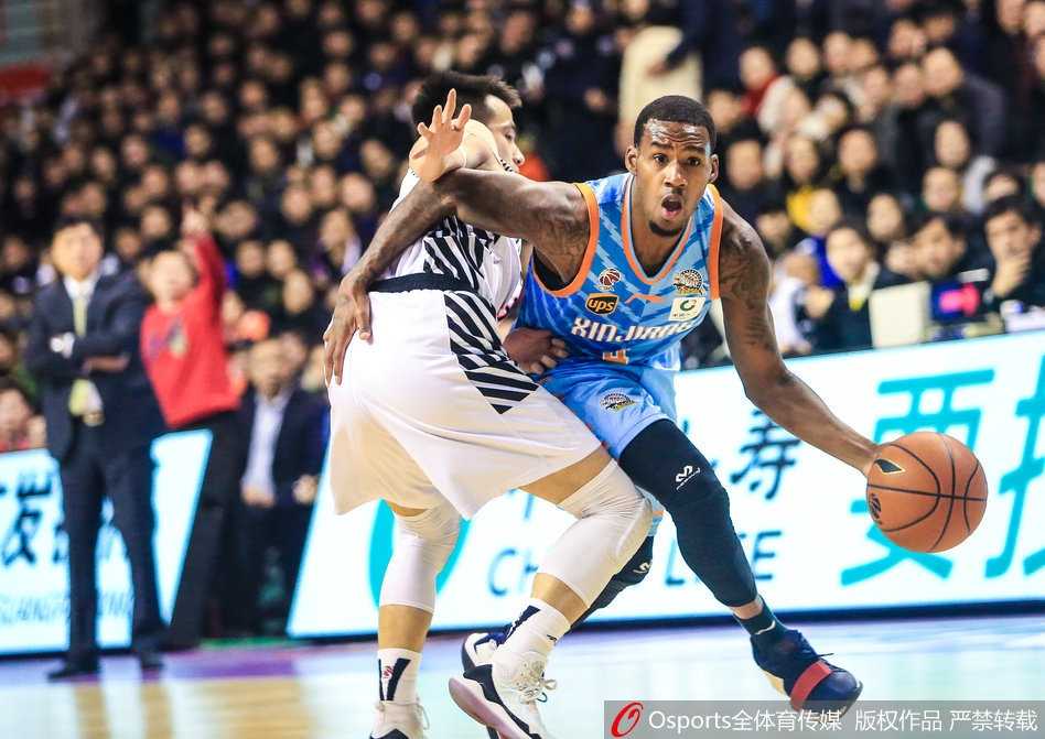 胡明轩面庞青涩却眼神坚毅，他在三分线外手起刀落，篮球划过一道完美的弧线空心入网。