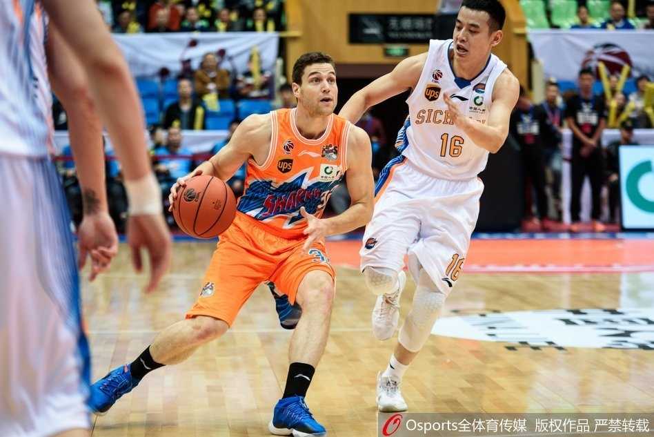 弗雷戴特在四川队主场双手抱球仰望篮筐，眼神中透露出不可阻挡的杀气，此役他狂砍50分成为逆转最大功臣