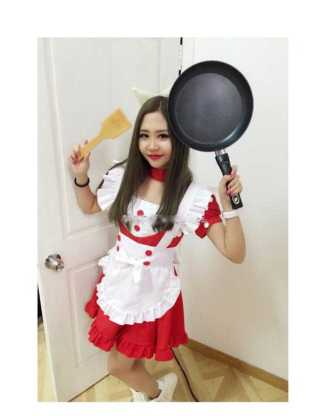 篮球宝贝面对着镜头，俏皮地嘟起嘴巴，展现出与赛场上张扬活力截然不同的甜美与娇羞，让人感受到她私下里邻家女孩般的可爱气息。