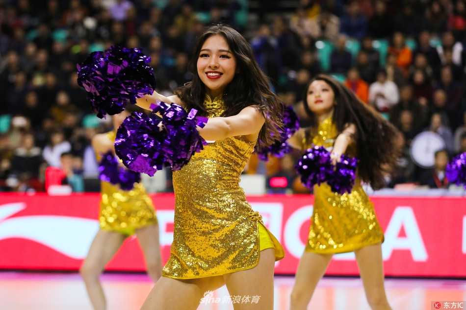 即使在寒冷的初冬，啦啦宝贝依然身着亮丽的表演服，在场上尽情展现柔美的身姿，敬业精神令人动容